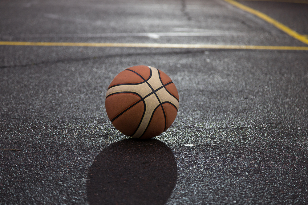 Las líneas del campo de baloncesto