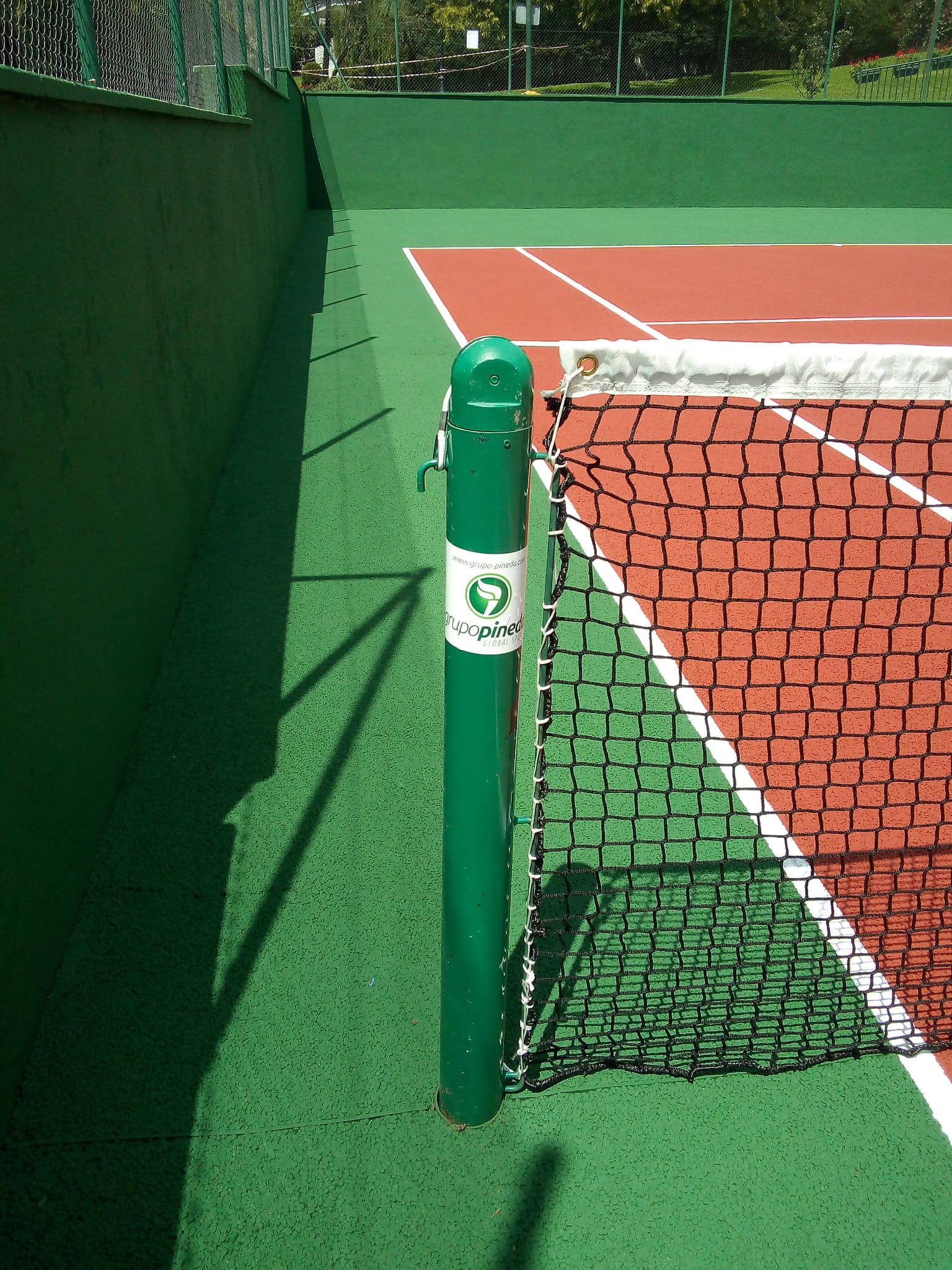 equipamiento restaurado pista tenis