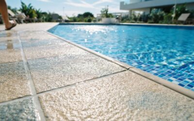 Suelo antideslizante para piscina: materiales y consejos de elección