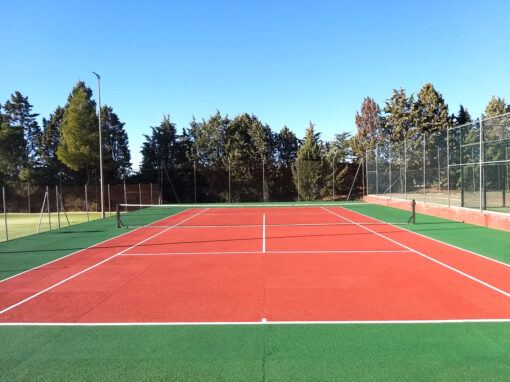 Construcci&oacute;n de pista de tenis de c&eacute;sped artificial en Los Berrocales del Jarama