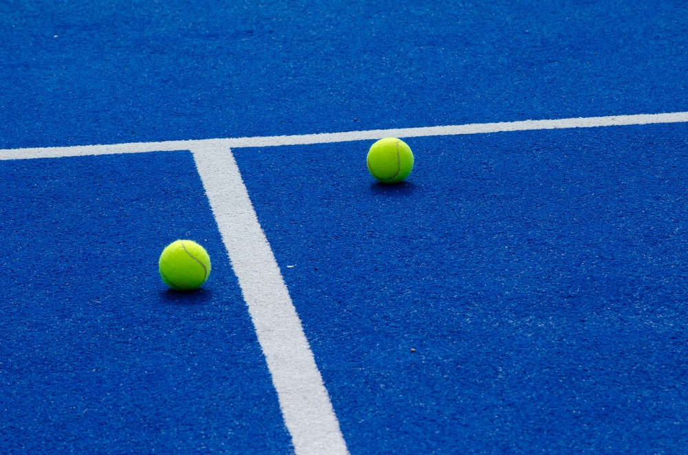 Qué pista de tenis es más rápida